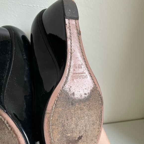 Cute alert! Vintage Prada bow peep toe wedges. - Picture 4 of 4